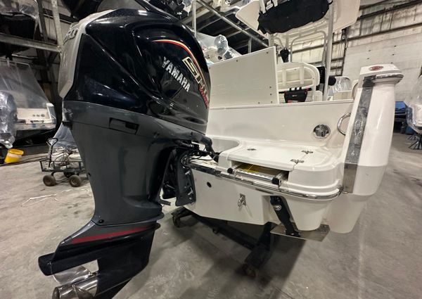 Robalo R230-CENTER-CONSOLE image