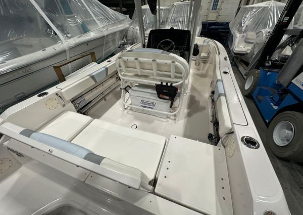 Robalo R230-CENTER-CONSOLE image