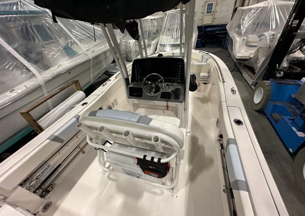 Robalo R230-CENTER-CONSOLE image