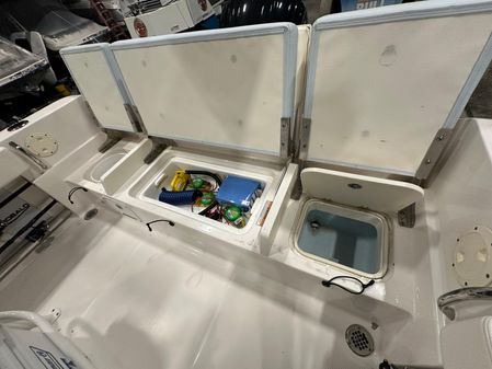 Robalo R230-CENTER-CONSOLE image