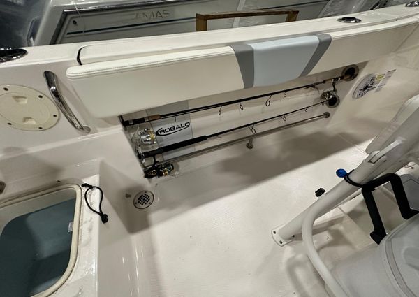 Robalo R230-CENTER-CONSOLE image