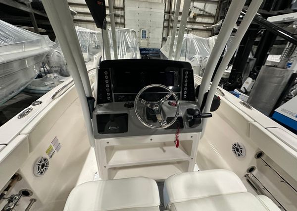 Robalo R230-CENTER-CONSOLE image