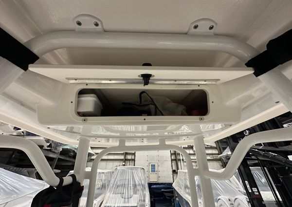 Robalo R230-CENTER-CONSOLE image