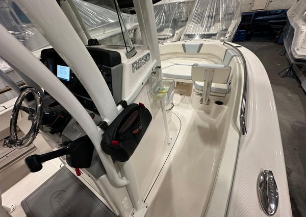 Robalo R230-CENTER-CONSOLE image