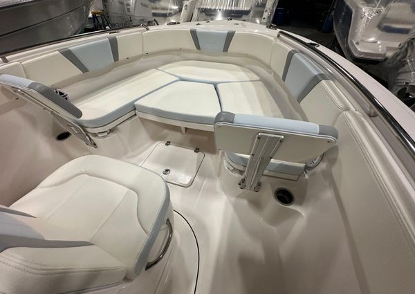 Robalo R230-CENTER-CONSOLE image