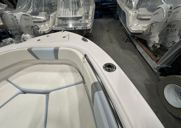 Robalo R230-CENTER-CONSOLE image