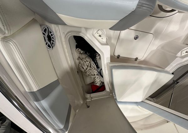 Robalo R230-CENTER-CONSOLE image