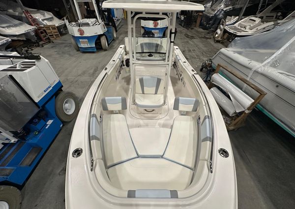 Robalo R230-CENTER-CONSOLE image