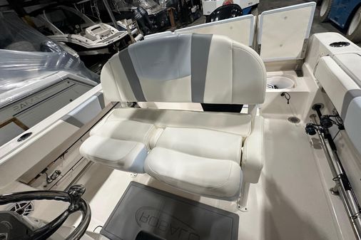 Robalo R230-CENTER-CONSOLE image