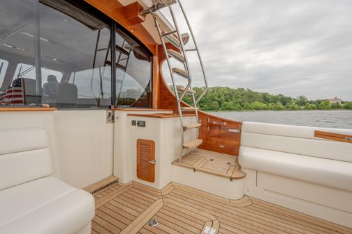 Hinckley Talaria 43 Flybridge image