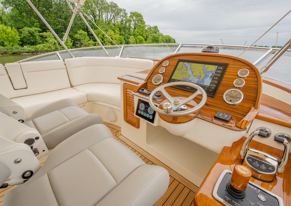 Hinckley Talaria 43 Flybridge image