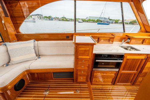 Hinckley Talaria 43 Flybridge image