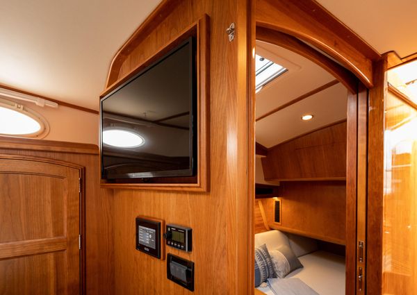 Hinckley Talaria 43 Flybridge image