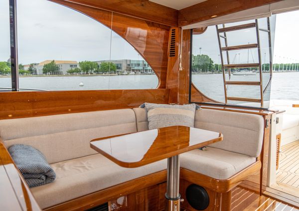 Hinckley Talaria 43 Flybridge image