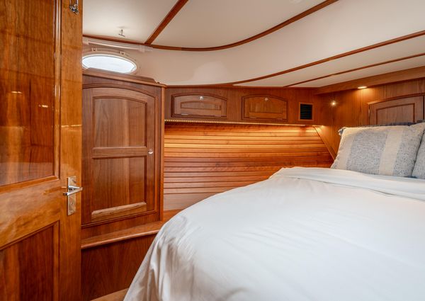 Hinckley Talaria 43 Flybridge image