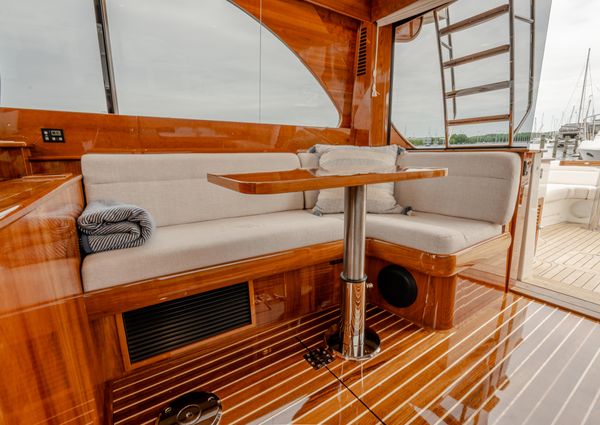 Hinckley Talaria 43 Flybridge image