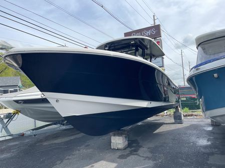 Robalo R302 Center Console image