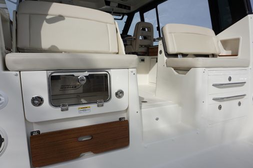 Boston Whaler 405 Conquest image