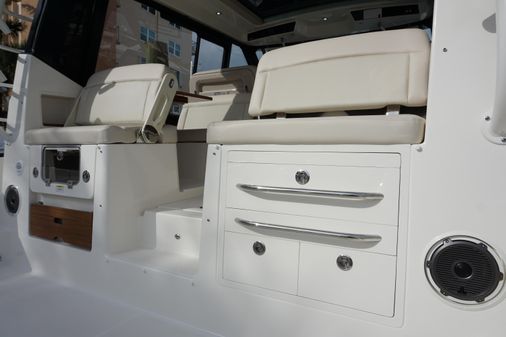 Boston Whaler 405 Conquest image