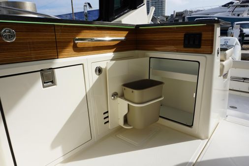 Boston Whaler 405 Conquest image