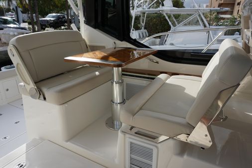 Boston Whaler 405 Conquest image