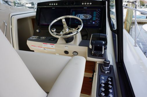 Boston Whaler 405 Conquest image