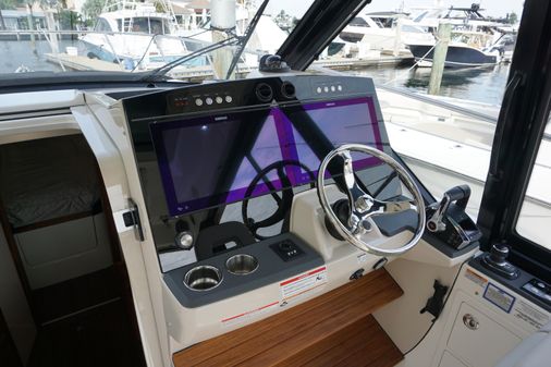 Boston Whaler 405 Conquest image