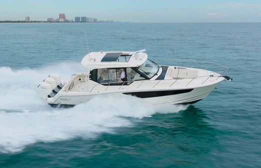 Boston Whaler 405 Conquest image