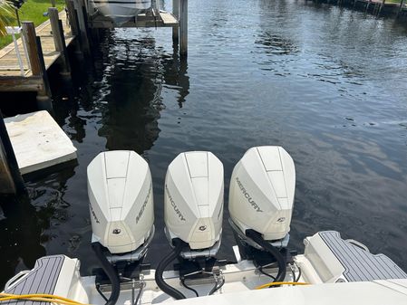 Sea Ray 320 Sundancer image