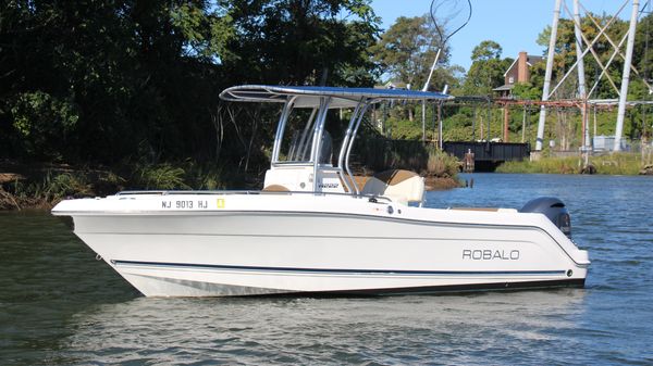 Robalo R222 Center Console