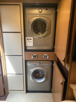 Sea Ray L590 Fly image
