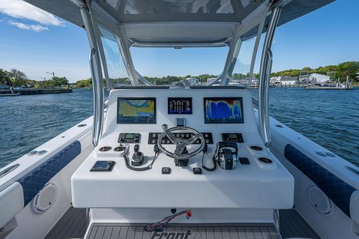 Front Runner 39 Center Console image