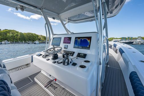 Front Runner 39 Center Console image