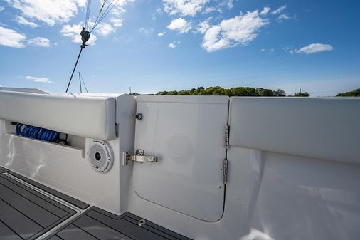 Front Runner 39 Center Console image