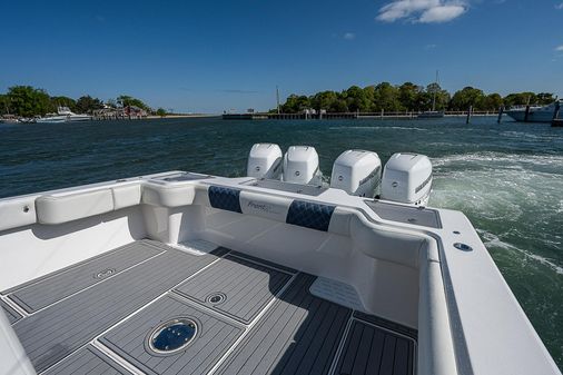 Front Runner 39 Center Console image