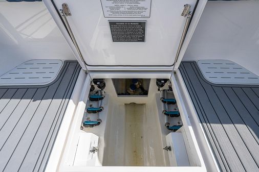 Front Runner 39 Center Console image