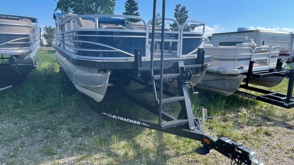 Sun Tracker Fishin Barge 22