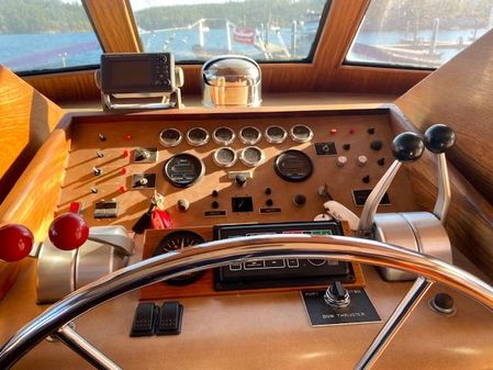 Hatteras Custom Cockpit MY image