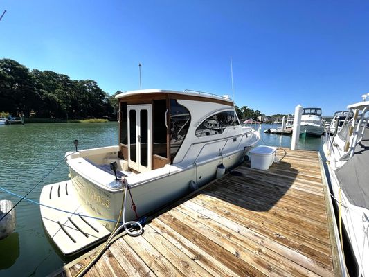 Mainship 34 PILOT HARD ENCLOSURE RUM RUNNER - main image