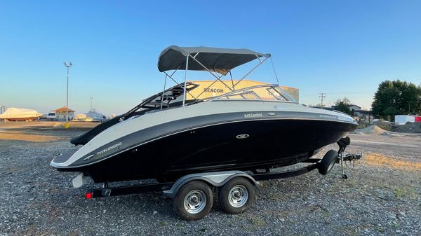 Yamaha Boats 242 Limited