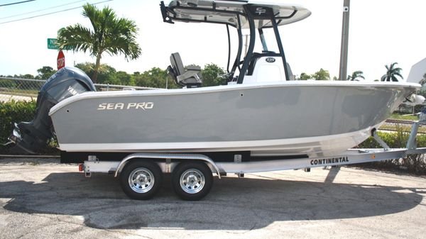 Sea Pro 239 Center Console