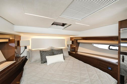 Prestige 590 flybridge image