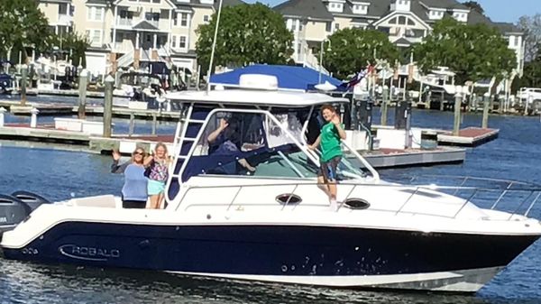 Robalo R305 Walkaround