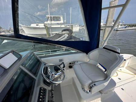 Robalo R305 Walkaround image