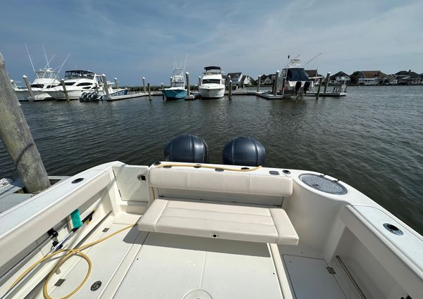 Robalo R305 Walkaround image