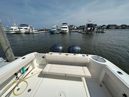 Robalo R305 Walkaround image