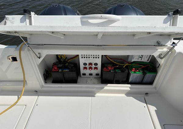 Robalo R305 Walkaround image