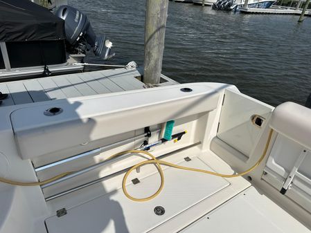 Robalo R305 Walkaround image