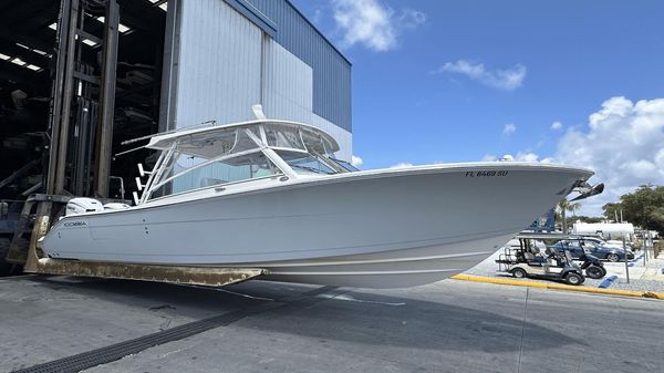 Cobia 330 DC 