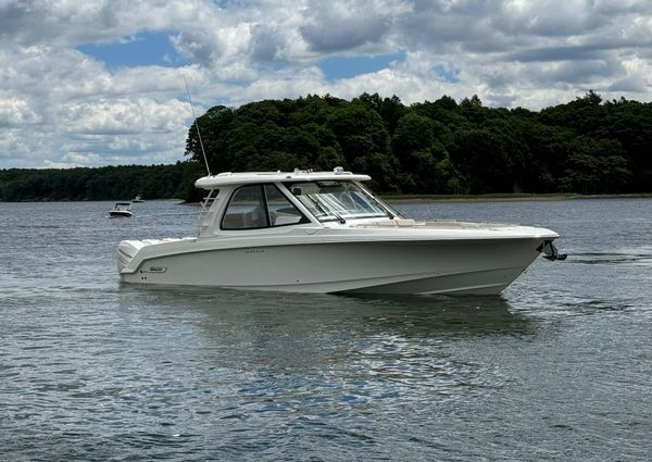 Boston Whaler 380 Realm image